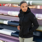 Lifestyle foto voorzijde Pikeur Softshell Regenjas 7047 Athleisure