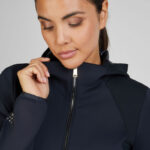 Close up voorzijde lifestyle foto Pikeur Techjersey vest 7045 Selection Zwart