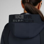 Detail capuchon lifestyle foto Pikeur Techjersey vest 7045 Selection Zwart