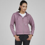 Lifestyle foto Pikeur Vest 8282 Berry Blush voorzijde