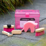 Lifestyle foto QHP Hobby Horse Poetskist Fuchsia