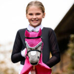 Close up QHP Hobby Horse oornetje Fuchsia