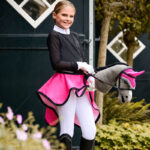 Lifestyle foto QHP Oornetje Hobby Horse Fuchsia