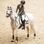 Lifestyle foto QHP Wedstrijdjas Juliet Kids Antraciet