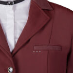 Detail borstzakje QHP Kae wedstrijdjasje bordeaux