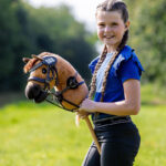 Lifestle foto QHP Hobby Horse Startnummer Bruin