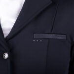 Detail borstzakje wedstrijdjas QHP Kae dames zwart