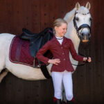 Lifestyle afbeelding rijjasje QHP Kae Junior bordeaux