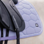 Close up Zadeldek EQPRO Precious Lilac Coral