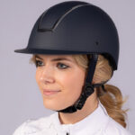 Lifestyle foto Harry's Horse Veiligheidscap Royal Matt navy/zilver