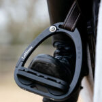 Lifestyle foto LeMieux veiligheidsbeugels Junior Vector Balance Zwart