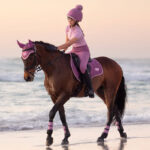 Lifestyle afbeelding LeMieux Mia Mesh Base Layer Junior Fondant