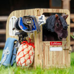 Lifestyle foto LeMieux Toy Pony Stal Set Hout