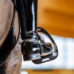 Lifestyle foto LeMieux Vector Balance Stijgbeugels Zwart