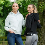 Lifestyle foto Pikeur Hoodie 7237 Sports Zwart achterzijde