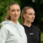 Voorzijde lifestyle foto Pikeur Hoodie 7237 Sports Zwart