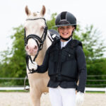 Lifestyle foto bodyprotector QHP Junior Zwart