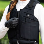 Lifestyle foto bodyprotector QHP Adult Zwart