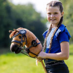 Lifestyle foto QHP Hobby Horse Hoofdstel Dolly Donkerbruin