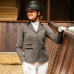 Lifestyle afbeelding QHP Wedstrijdjas Juliet Antraciet