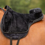 Close up lifestyle foto QHP bareback pad super soft zwart/zwart