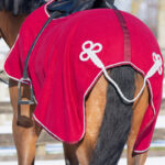 Ornament QHP uitrijdeken fleece bordeaux