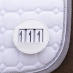 Startnummer QHP Modeste Rond wit lifestyle foto