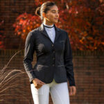 Lifestyle afbeelding wedstrijdjas QHP Kae zwart