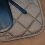 Gros plan sur une photo lifestyle du tapis de selle Eskadron Glossy Bit Platinum Smoky Taupe