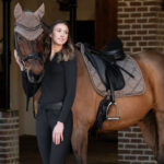 Photo de style de vie Photo d'ambiance Tapis de selle Eskadron Glossy Bit Platinum Smoky Taupe