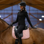 Photo lifestyle Tapis de selle Eskadron Velours Crystal Platinum Soft Rouge