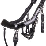 Détail muserolle en cuir verni Bridon PresTeq FaySport Shine noir