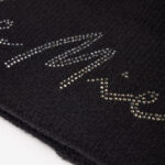 Gros plan sur le devant noir du chapeau à paillettes LeMieux