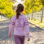 Achterzijde lifestyle afbeelding LeMieux Rugby Shirt Robbie Mini Kids Mallow
