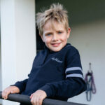 Achterzijde lifestyle foto LeMieux Rugby Shirt Robbie Mini Kids Navy