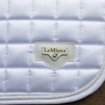 Detail logo LeMieux dekje Loire wit