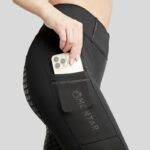 Gros plan sur les leggings d'équitation Montar MoEdith noirs avec logo Crystal