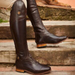 Photo de style de vie Mountain Horse Sovereign High Rider Dark Brown