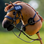 Lifestyle foto QHP Hobby Horse Borsttuig Dolly Donkerbruin