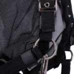 Details bevestiging QHP halster vliegenkap met oren