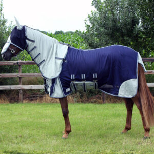 Couverture anti-mouches QHP avec tour de cou et bonnet bleu