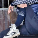 Lifestyle foto Paardrijsokken Stapp Horse Strass Kroon Marine