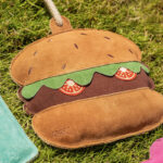 Lifestyle foto Paardenspeelgoed QHP Snackcounter Hamburger