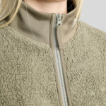 Detail kraag Teddy Vest Montar MoEbba Dusty Green