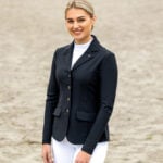 Lifestyle foto Wedstrijdjas QHP Amilara Zwart
