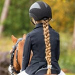 Achterzijde lifestyle foto Wedstrijdjas QHP Amilara Junior