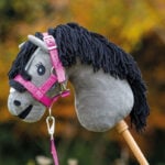 Lifestyle foto Hobby Horse Halsterset QHP Isalyn Balloon Pink